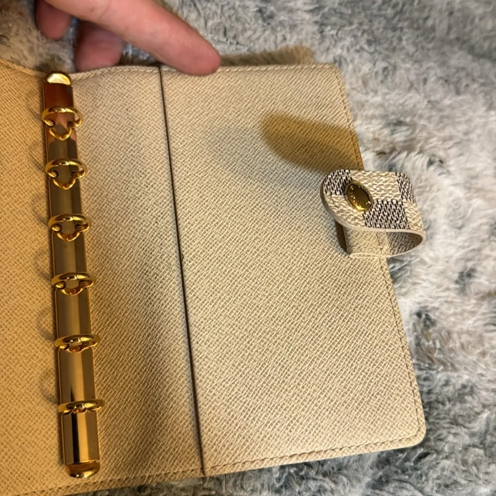 Men’s or Women’s Louis Vuitton Azur Rare Pocket/ Passport holder! Pre-loved! 🔥 - Picture 9 of 15